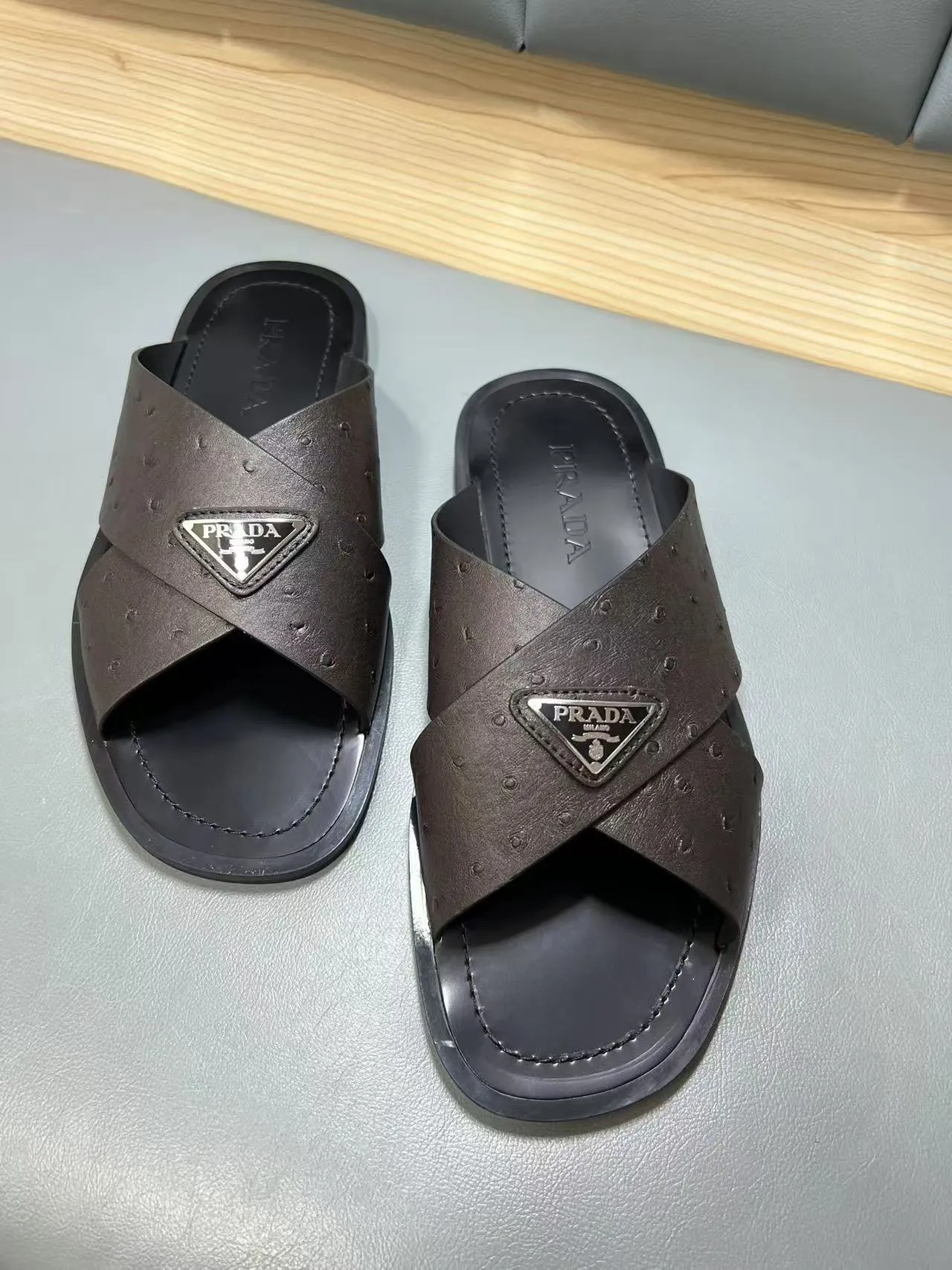 340💰PRADA Prada’s latest slippers are synchronized with the official website. This slipper is made of the brand’s unique and iconic Saffiano leather. The brand logo jumps out from the double straps, and the brand style is clearly visible. Cowhide gives men elegant charm and functional design, making it an ideal choice for vacation and leisure. Size:38-45